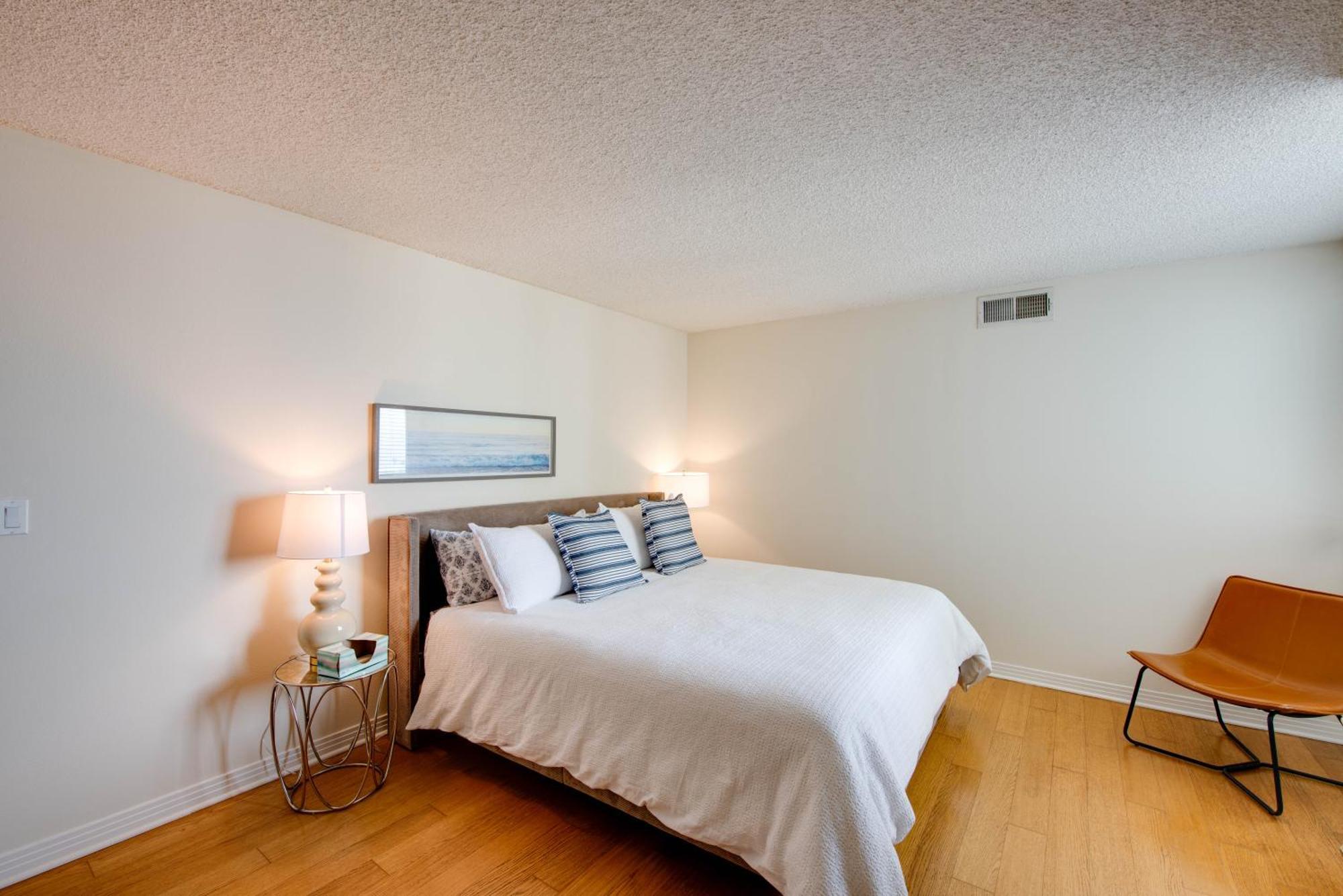 Nautical 2 Bedroom With Beautiful Ocean Views *